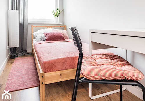 Sesja foto mieszkania inwestycyjnego na sprzedaż - Mała biała z biurkiem sypialnia, styl skandynawski - zdjęcie od WITTWÓRNIA: Robert Witt