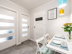 Sesja foto mieszkania inwestycyjnego na sprzedaż - Mała biała jadalnia, styl skandynawski - zdjęcie od WITTWÓRNIA: Robert Witt