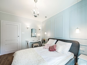 Sesja foto mieszkania na wynajem nr 1_Gdańsk, Wyspa Spichrzów - Średnia biała niebieska sypialnia, styl glamour - zdjęcie od WITTWÓRNIA: Robert Witt