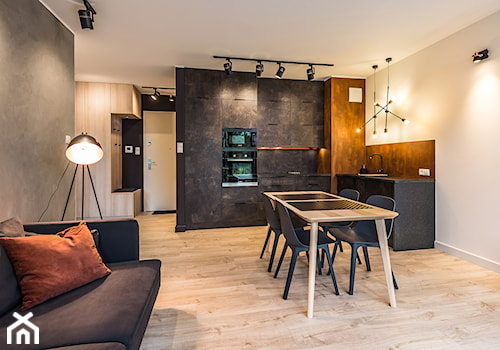 Sesja foto mieszkania na wynajem_Sopot - Duży biały szary salon z kuchnią z jadalnią, styl industrialny - zdjęcie od WITTWÓRNIA: Robert Witt
