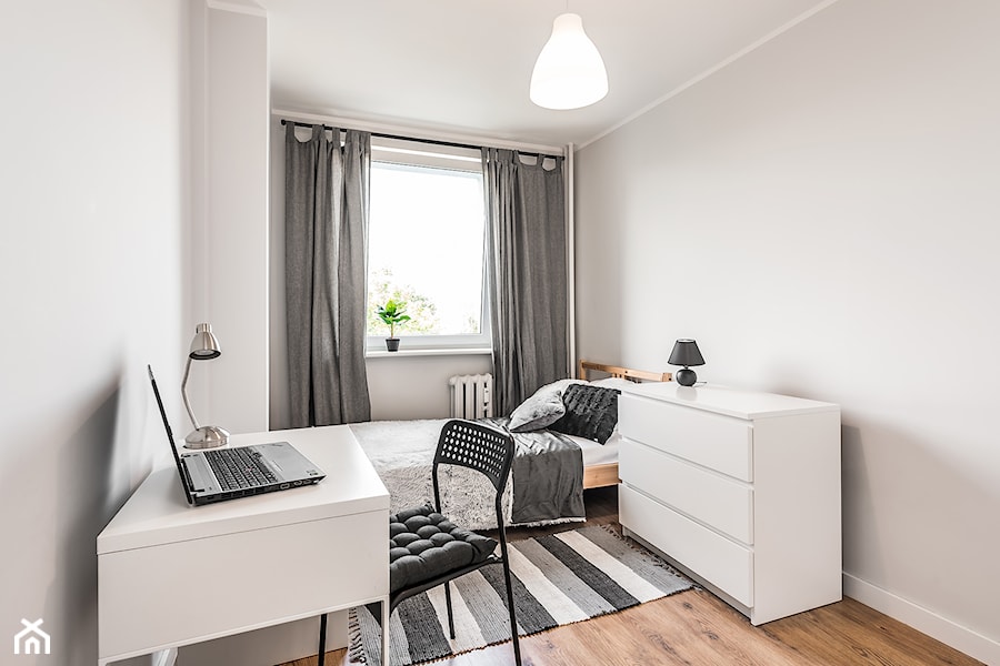 Sesja foto mieszkania inwestycyjnego na sprzedaż - Mała szara z biurkiem sypialnia, styl skandynawski - zdjęcie od WITTWÓRNIA: Robert Witt