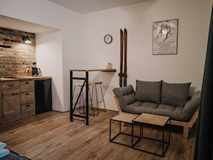 Tatra Loft - apartament w Zakopanem - Średni biały salon z kuchnią z jadalnią, styl industrialny - zdjęcie od sarkka