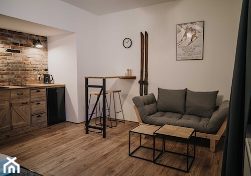 Tatra Loft - apartament w Zakopanem - Średni biały salon z kuchnią z jadalnią, styl industrialny - zdjęcie od sarkka