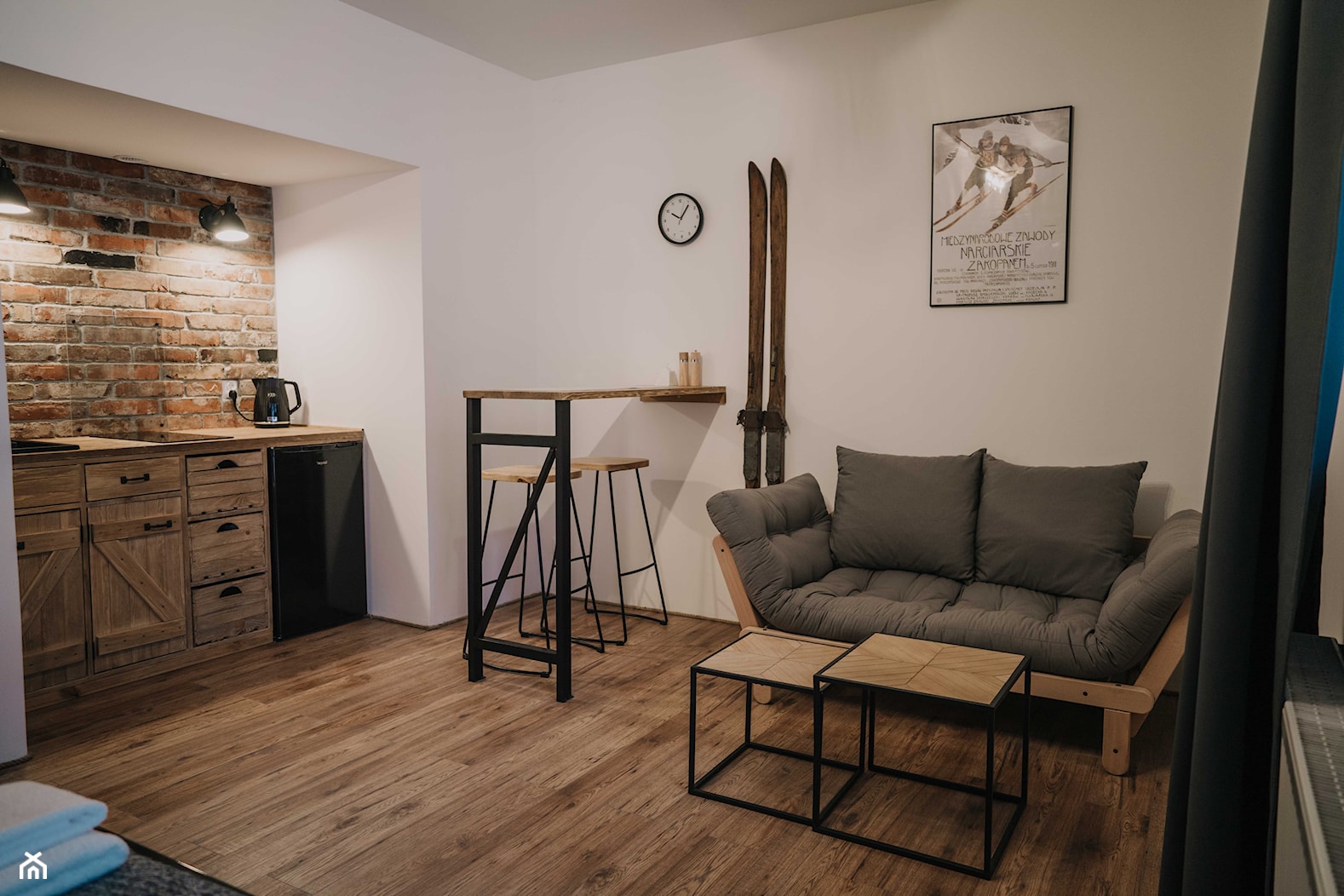 Tatra Loft - apartament w Zakopanem - Średni biały salon z kuchnią z jadalnią, styl industrialny - zdjęcie od sarkka - Homebook