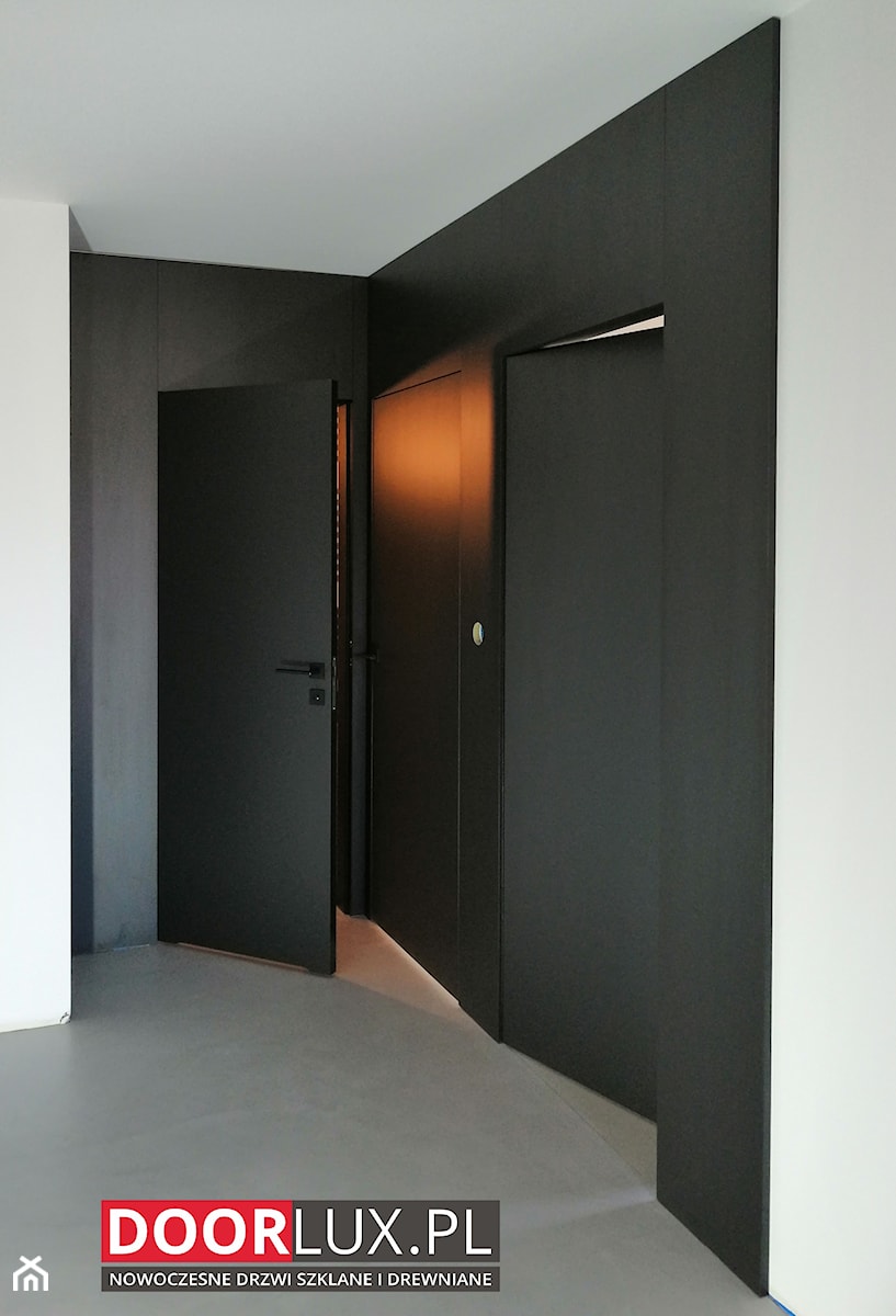 Czarne ukryte drzwi wewnętrzne w zabudowie do sufitu - zdjęcie od Drzwi doorlux_pl