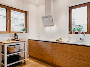 Naturalnie - Średnia zamknięta z kamiennym blatem biała z zabudowaną lodówką z podblatowym zlewozmywakiem kuchnia jednorzędowa z oknem, styl nowoczesny - zdjęcie od The Origin