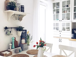 Kuchnia w stylu skandynawskim - Średnia biała kuchnia jednorzędowa z oknem, styl skandynawski - zdjęcie od ania.home