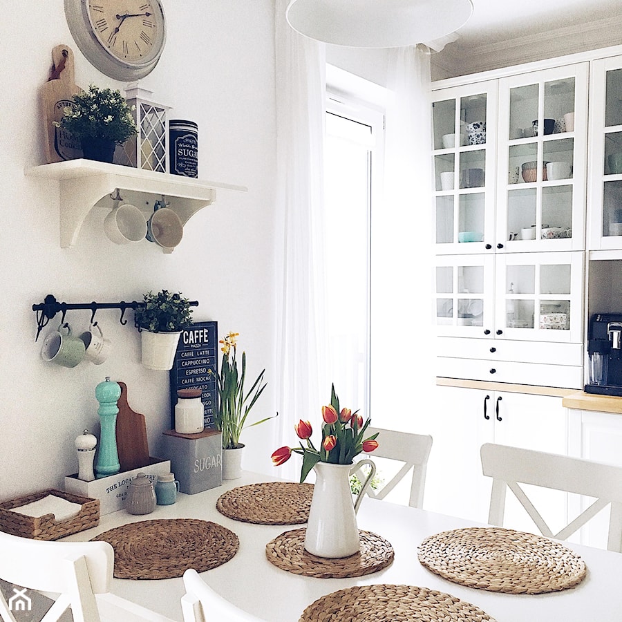 Kuchnia w stylu skandynawskim - Średnia biała kuchnia jednorzędowa z oknem, styl skandynawski - zdjęcie od ania.home