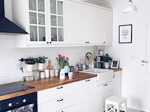 Kuchnia w stylu skandynawskim - Średnia otwarta biała z zabudowaną lodówką z nablatowym zlewozmywakiem kuchnia jednorzędowa, styl skandynawski - zdjęcie od ania.home