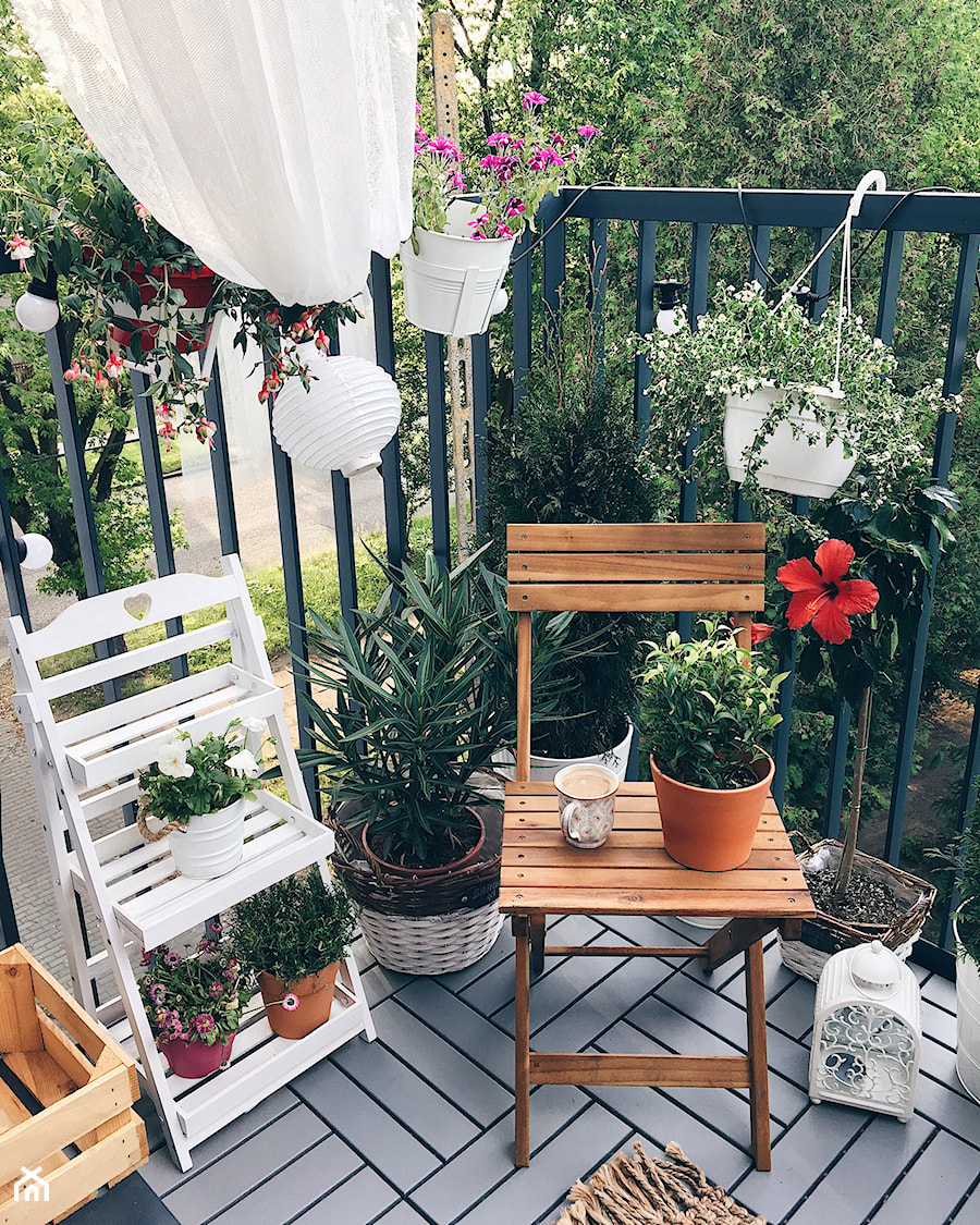 Zdjęcia mieszkania - Mały z meblami ogrodowymi z donicami na kwiaty taras z tyłu domu - zdjęcie od ania.home