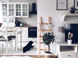 Salon w stylu skandynawskim - Biały salon z kuchnią z jadalnią, styl skandynawski - zdjęcie od ania.home