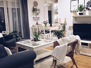 Salon w stylu skandynawskim - Mały biały salon z jadalnią z tarasem / balkonem, styl skandynawski - zdjęcie od ania.home