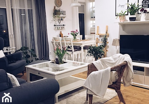 Salon w stylu skandynawskim - Mały biały salon z jadalnią z tarasem / balkonem, styl skandynawski - zdjęcie od ania.home