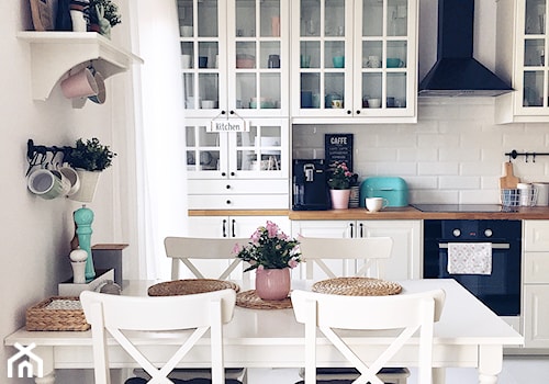Zdjęcia mieszkania - Średnia biała z zabudowaną lodówką kuchnia jednorzędowa z oknem - zdjęcie od ania.home
