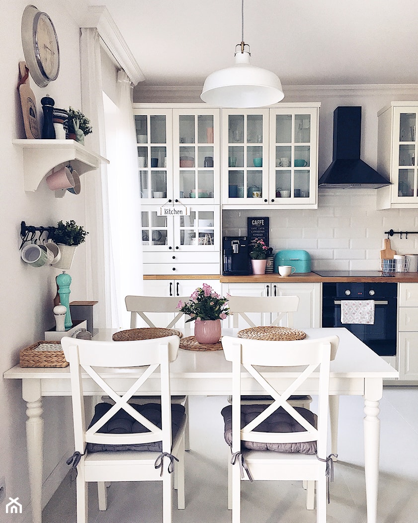 Zdjęcia mieszkania - Średnia biała z zabudowaną lodówką kuchnia jednorzędowa z oknem - zdjęcie od ania.home - Homebook
