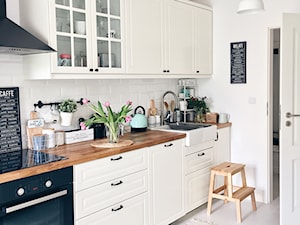 Zdjęcia mieszkania - Średnia zamknięta z salonem biała z zabudowaną lodówką z nablatowym zlewozmywakiem kuchnia jednorzędowa - zdjęcie od ania.home