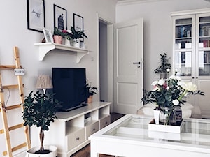 Mieszkanie w stylu skandynawskim - Mały biały salon z bibiloteczką, styl skandynawski - zdjęcie od ania.home