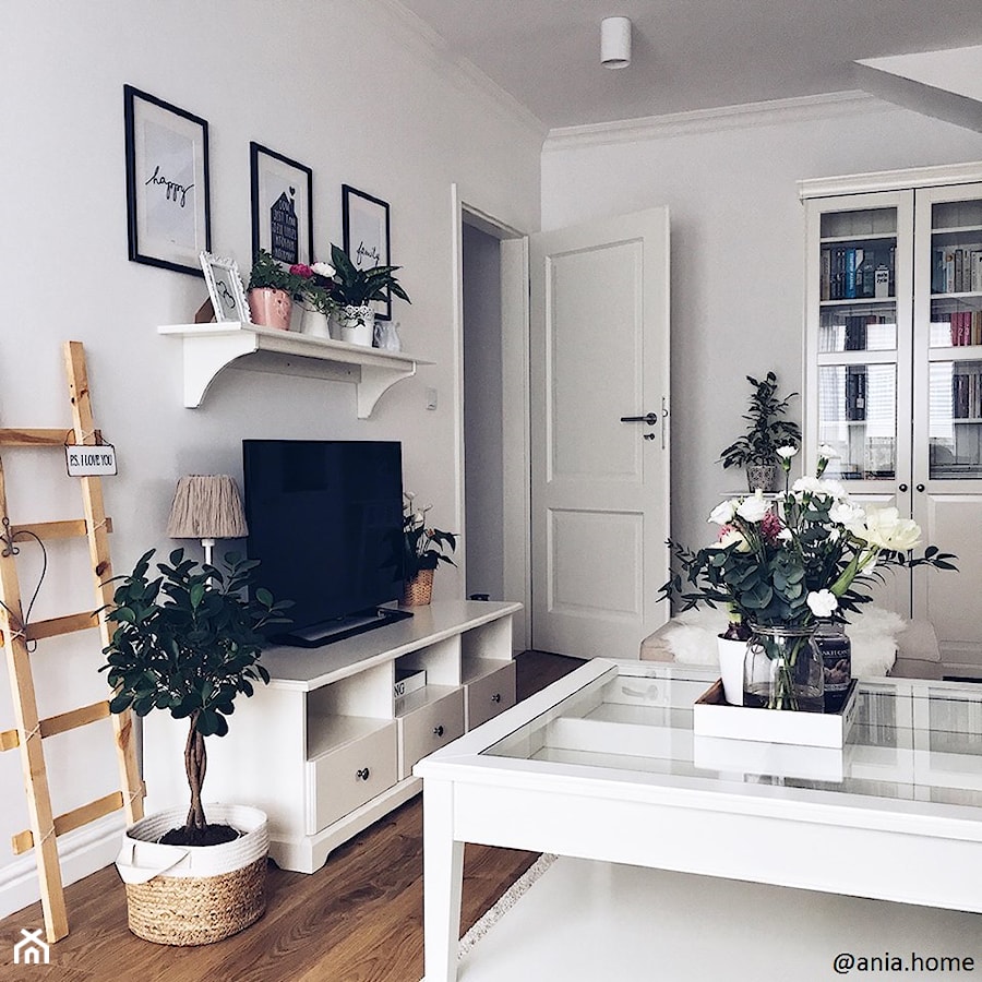 Mieszkanie w stylu skandynawskim - Mały biały salon z bibiloteczką, styl skandynawski - zdjęcie od ania.home