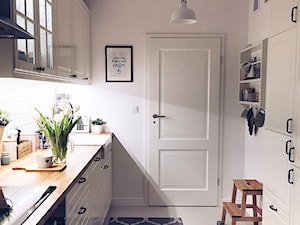 Kuchnia w stylu skandynawskim - Mała zamknięta biała z zabudowaną lodówką z nablatowym zlewozmywakiem kuchnia dwurzędowa, styl skandynawski - zdjęcie od ania.home