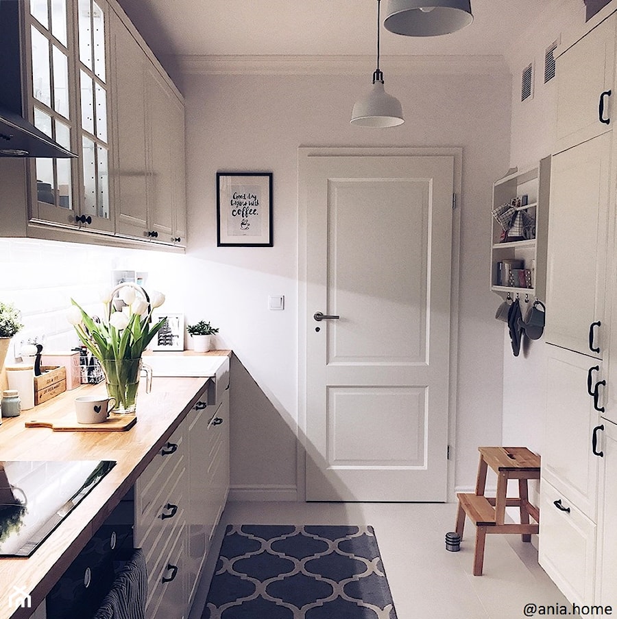 Kuchnia w stylu skandynawskim - Mała zamknięta biała z zabudowaną lodówką z nablatowym zlewozmywakiem kuchnia dwurzędowa, styl skandynawski - zdjęcie od ania.home
