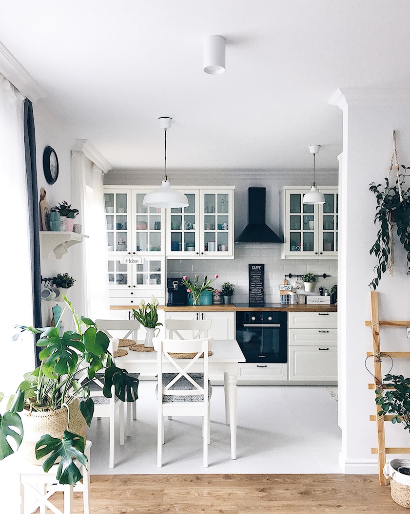 Zdjęcia mieszkania - Średnia otwarta biała szara z zabudowaną lodówką z lodówką wolnostojącą kuchnia jednorzędowa z oknem - zdjęcie od ania.home - Homebook