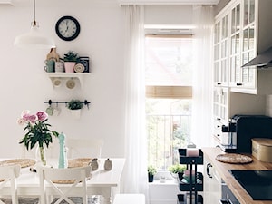 Zdjęcia mieszkania - Mała otwarta biała z zabudowaną lodówką kuchnia jednorzędowa z oknem - zdjęcie od ania.home