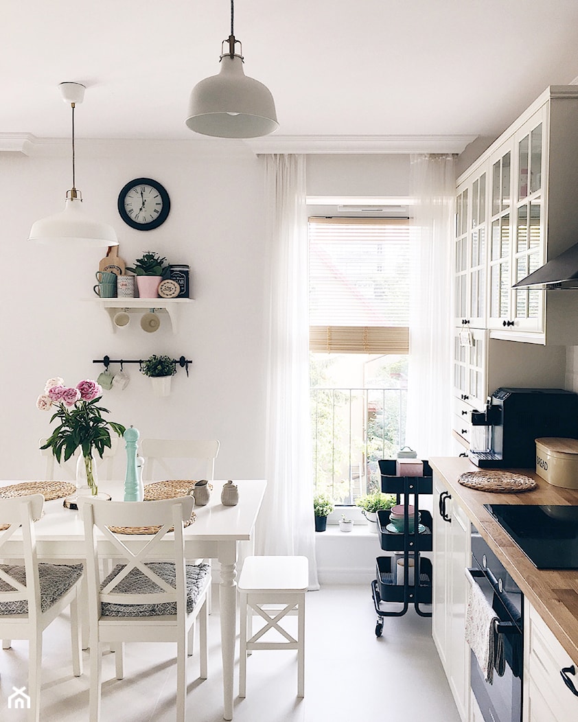 Zdjęcia mieszkania - Mała otwarta biała z zabudowaną lodówką kuchnia jednorzędowa z oknem - zdjęcie od ania.home - Homebook