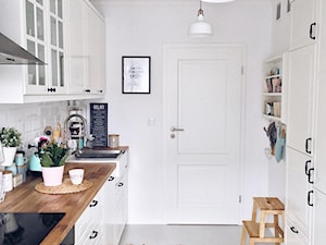 Kuchnia w stylu skandynawskim - Średnia zamknięta biała z zabudowaną lodówką z nablatowym zlewozmywakiem kuchnia dwurzędowa, styl skandynawski - zdjęcie od ania.home