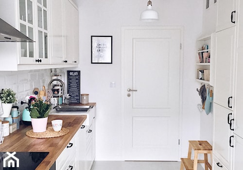 Kuchnia w stylu skandynawskim - Średnia zamknięta biała z zabudowaną lodówką z nablatowym zlewozmywakiem kuchnia dwurzędowa, styl skandynawski - zdjęcie od ania.home