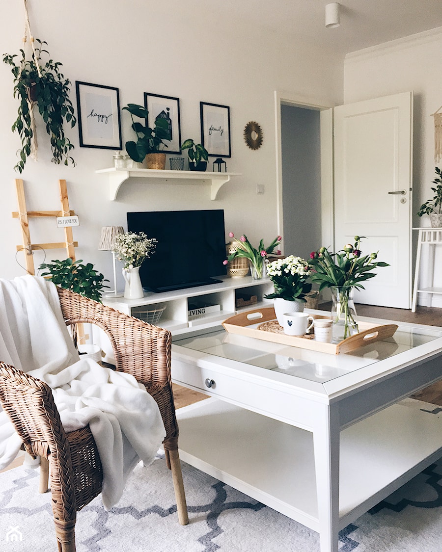 Zdjęcia mieszkania - Mały biały salon z jadalnią - zdjęcie od ania.home