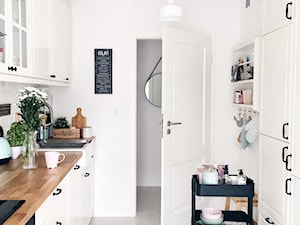 Zdjęcia mieszkania - Średnia zamknięta biała z zabudowaną lodówką z nablatowym zlewozmywakiem kuchnia dwurzędowa - zdjęcie od ania.home