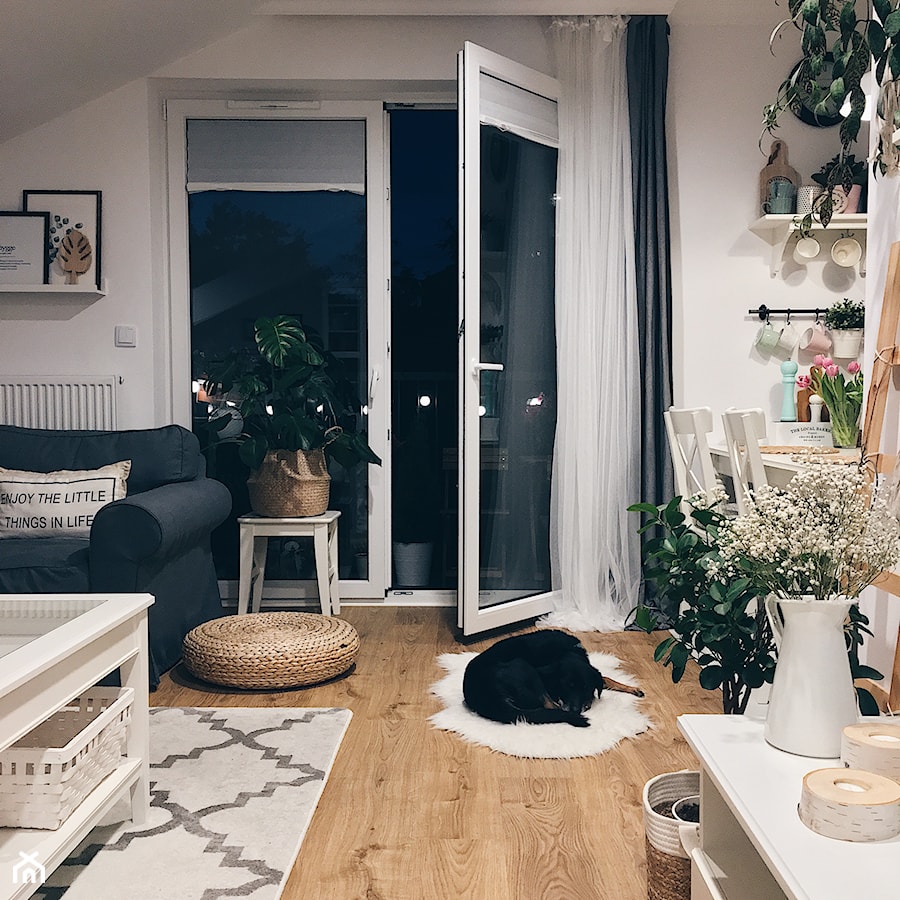 Zdjęcia mieszkania - Mały biały salon z jadalnią z tarasem / balkonem - zdjęcie od ania.home