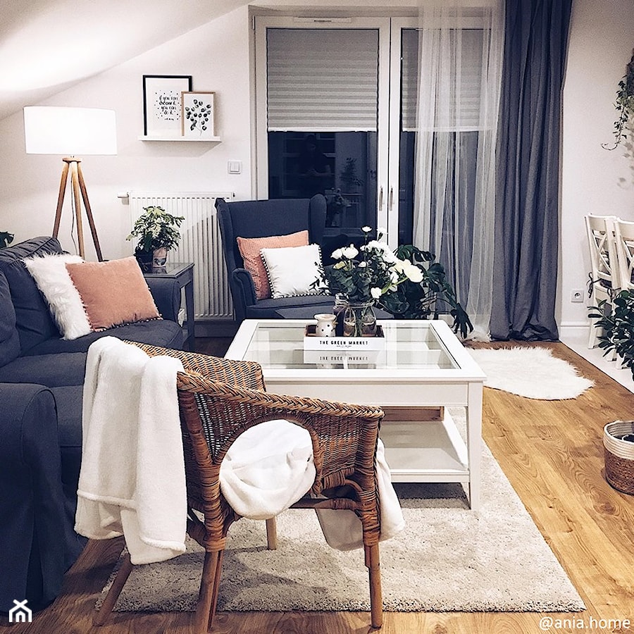 Mieszkanie w stylu skandynawskim - Średni biały salon z jadalnią z tarasem / balkonem, styl skandynawski - zdjęcie od ania.home