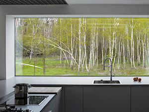 Dom Rudy - Średnia otwarta z kamiennym blatem szara z zabudowaną lodówką z nablatowym zlewozmywakiem kuchnia w kształcie litery l z oknem - zdjęcie od toprojekt