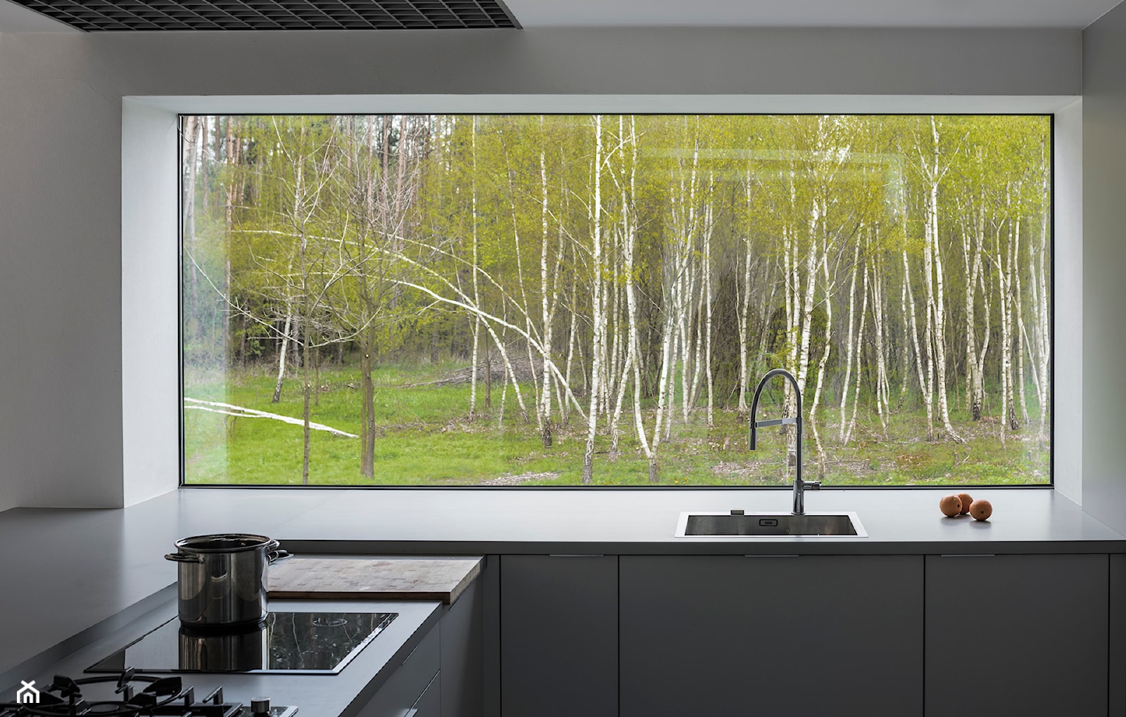 Dom Rudy - Średnia otwarta z kamiennym blatem szara z zabudowaną lodówką z nablatowym zlewozmywakiem kuchnia w kształcie litery l z oknem - zdjęcie od toprojekt - Homebook