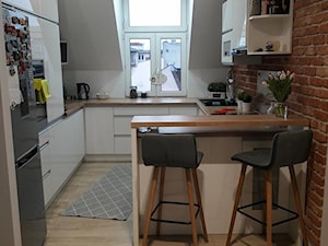 mieszkanie na poddaszu w kamienicy - Średnia otwarta biała z zabudowaną lodówką z lodówką wolnostojącą kuchnia w kształcie litery g z oknem, styl skandynawski - zdjęcie od Marta Jeschke