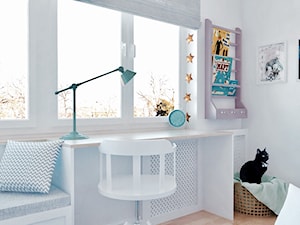 Pokoik Dziewczynki - Średni biały pokój dziecka dla nastolatka dla dziewczynki, styl skandynawski - zdjęcie od MP-DESIGN
