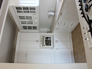 Kuchnia klasyczna - Średnia otwarta zamknięta biała z zabudowaną lodówką kuchnia w kształcie litery u, styl tradycyjny - zdjęcie od Meble Chwała