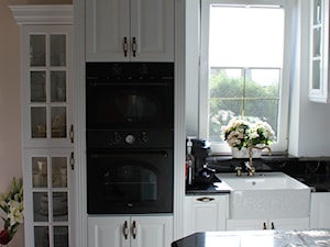 Kuchnia klasyczna - Otwarta z zabudowaną lodówką z nablatowym zlewozmywakiem kuchnia z oknem, styl tradycyjny - zdjęcie od Meble Chwała