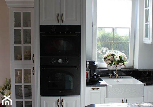 Kuchnia klasyczna - Otwarta z zabudowaną lodówką z nablatowym zlewozmywakiem kuchnia z oknem, styl tradycyjny - zdjęcie od Meble Chwała