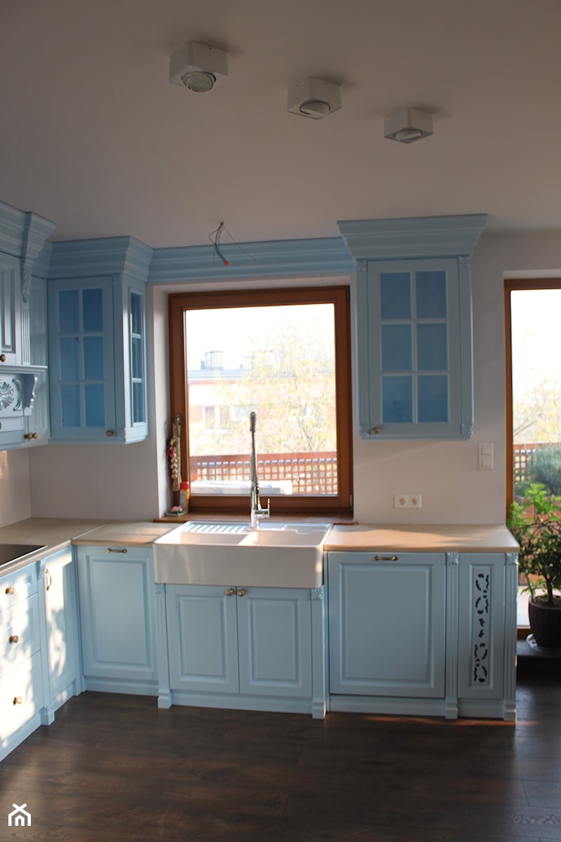 Kuchnia klasyczna - Otwarta z nablatowym zlewozmywakiem kuchnia z oknem, styl prowansalski - zdjęcie od Meble Chwała