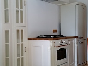 Kuchnia klasyczna - Z zabudowaną lodówką z lodówką wolnostojącą kuchnia, styl vintage - zdjęcie od Meble Chwała