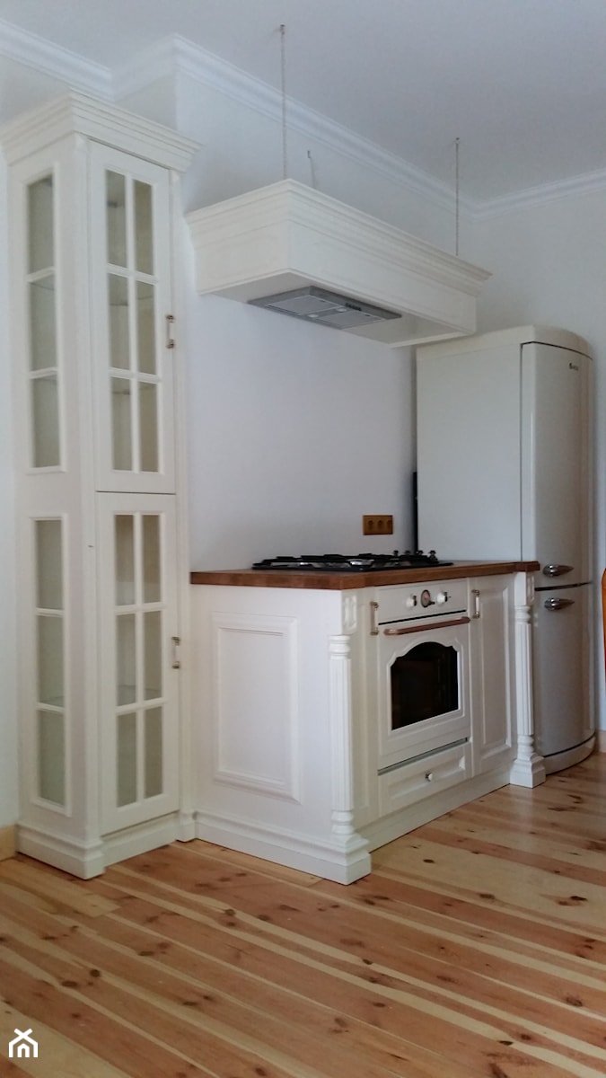 Kuchnia klasyczna - Z zabudowaną lodówką z lodówką wolnostojącą kuchnia, styl vintage - zdjęcie od Meble Chwała