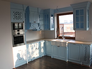 Kuchnia klasyczna - Mała otwarta z salonem biała z zabudowaną lodówką z nablatowym zlewozmywakiem kuchnia w kształcie litery l, styl prowansalski - zdjęcie od Meble Chwała