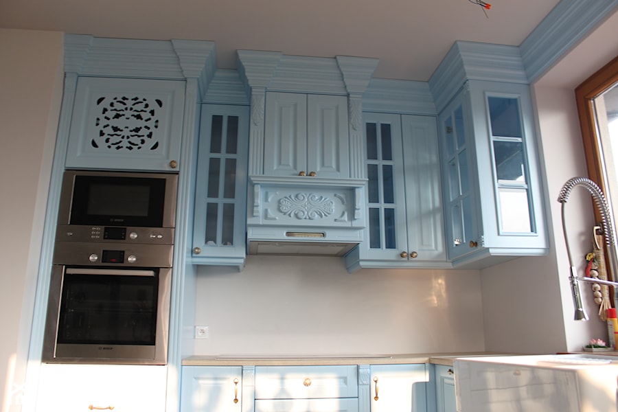Kuchnia klasyczna - Średnia otwarta z zabudowaną lodówką kuchnia w kształcie litery l, styl prowansalski - zdjęcie od Meble Chwała