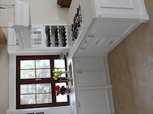 Kuchnia klasyczna - Średnia otwarta z salonem beżowa biała z zabudowaną lodówką z podblatowym zlewozmywakiem kuchnia w kształcie litery l z oknem, styl tradycyjny - zdjęcie od Meble Chwała