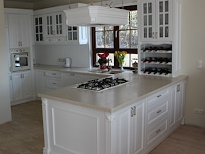 Kuchnia klasyczna - Średnia otwarta beżowa biała z zabudowaną lodówką z podblatowym zlewozmywakiem kuchnia w kształcie litery g, styl tradycyjny - zdjęcie od Meble Chwała