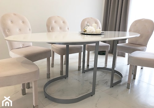 Stół w stylu glamour - Mały biały salon z jadalnią, styl glamour - zdjęcie od AbeLightoCraft