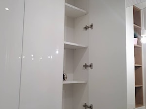 Biało- drewniana nowoczesna łazienka. - zdjęcie od dobrawixa