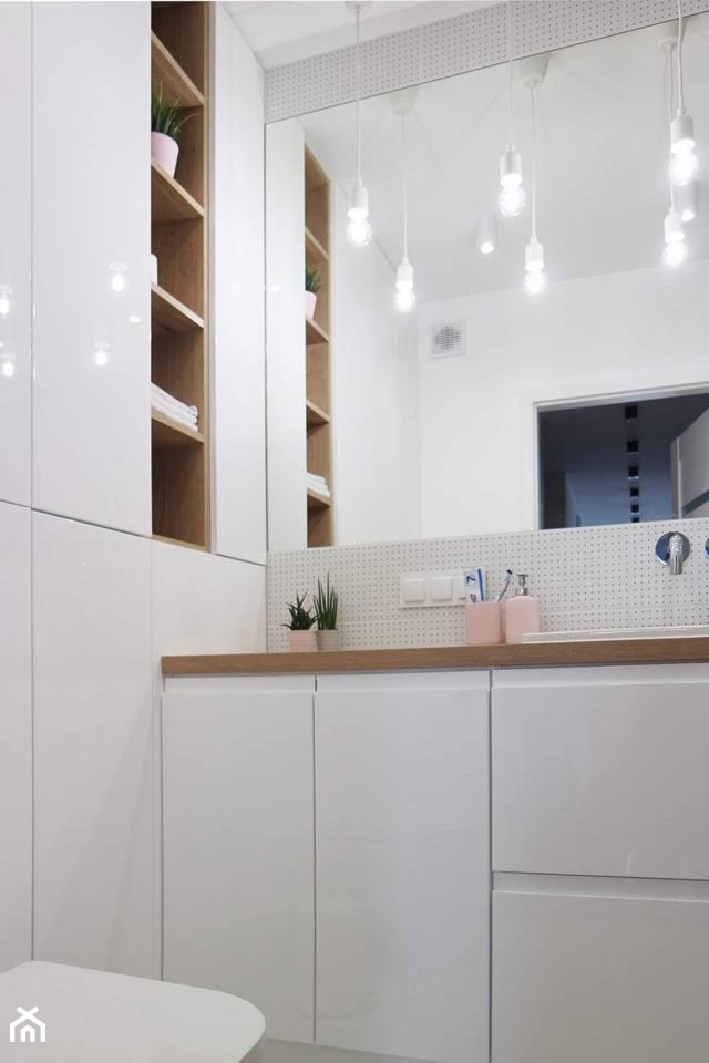 Biało- drewniana nowoczesna łazienka. - zdjęcie od dobrawixa - Homebook